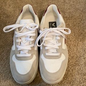 Veja V-10 in white and merlot